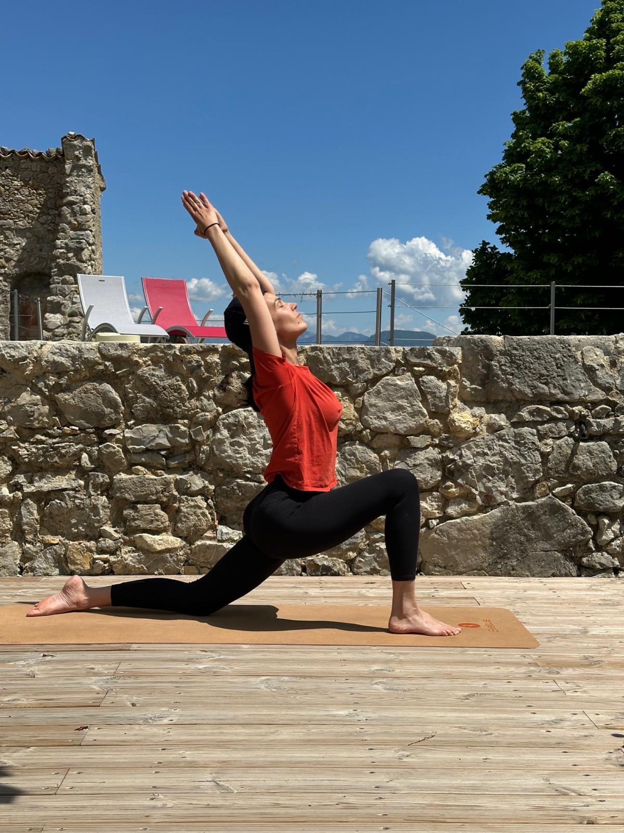 Yoga sur la terrasse du mas