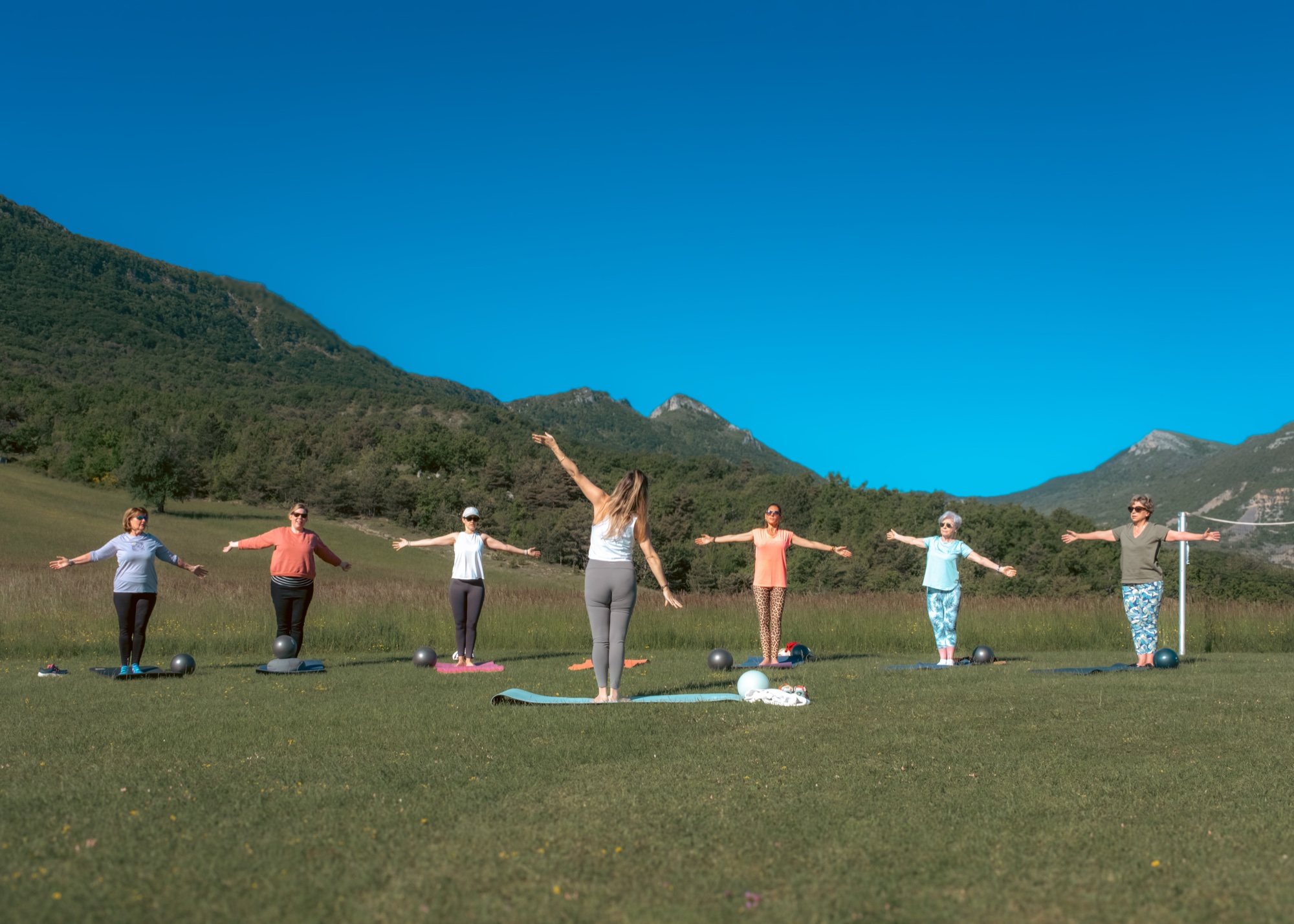 Yoga en plein air avec vue sur les montagnes